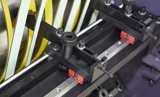 機械に溝を作る機械薄いペーパーVに溝を作っているボール紙木MDF