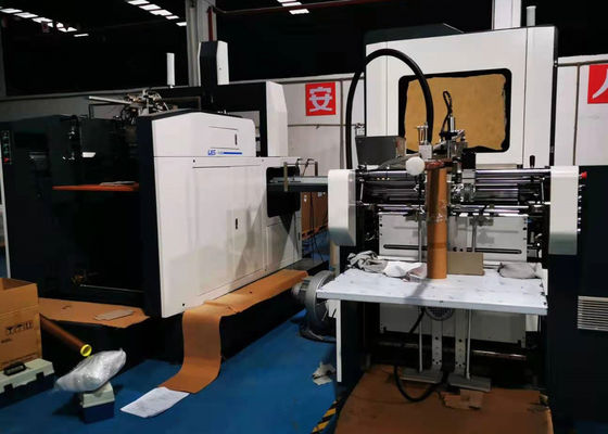ザ・ペーパーの内部箱を貼るのに携帯電話箱を作るために使用されているLS 450 S. Box Positioning機械。