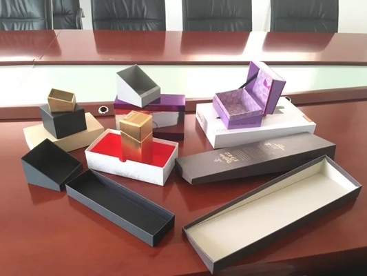 箱を形作るLuxury&Perfumeの化粧品の上限のワインのための自動堅い箱の包む機械